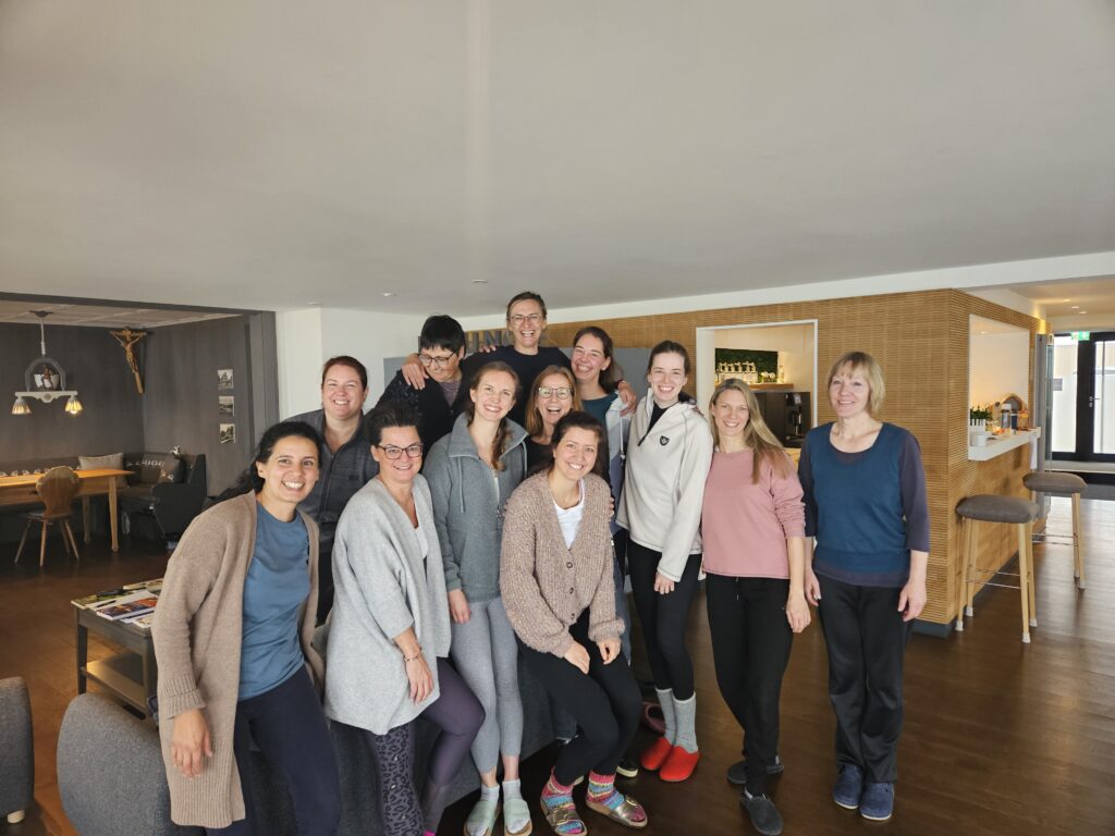 Gruppenfoto der Teilnehmerinnen eines Yoga Retreats mit Sarah Glück in der Hotellounge