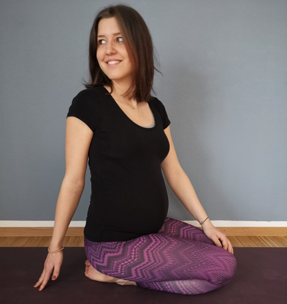 Sarah Glück in der Schwangerschaft im Fersensitz auf der Yogamatte