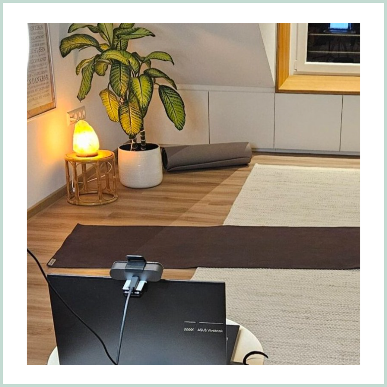 Live-Online-Yoga mit Sarah Glück: Laptop mit Kamera und Yogamatte in ihrem Online-Studio