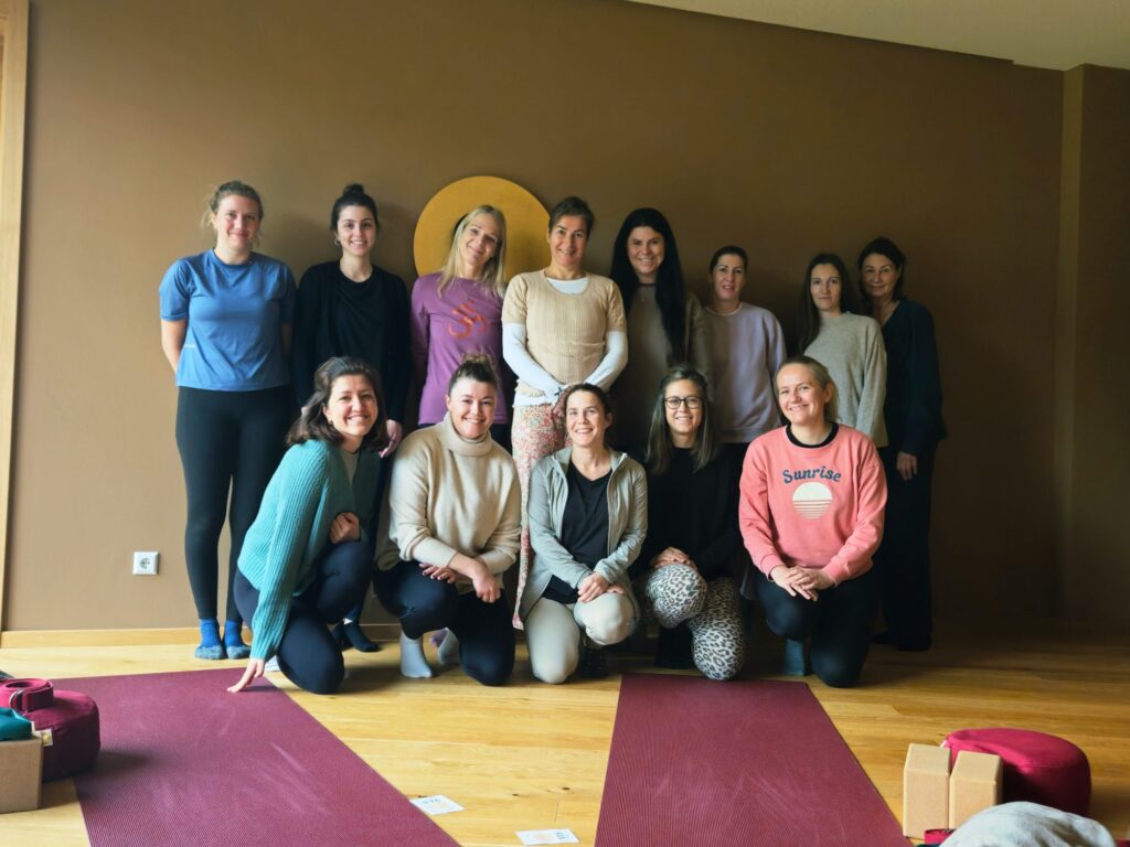 Gruppenfoto der Teilnehmerinnen im Yogaraum bei einem Yoga Retreat für Frauen mit Sarah Glück